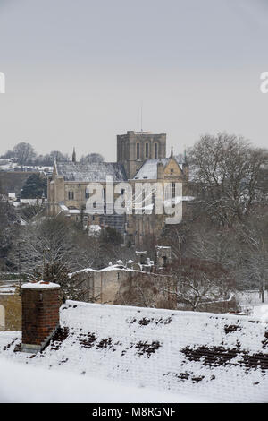 La cathédrale de Winchester dans la neige Banque D'Images