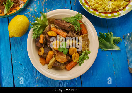 Le curry d'agneau doux agneau potjie curry, cuisine sud-africaine traditionnelle , un assortiment de plats, vue d'en haut. Banque D'Images