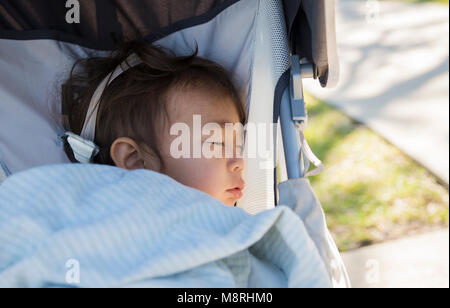 Close-up de l'enfant dormant dans poussette de bébé à lawn Banque D'Images