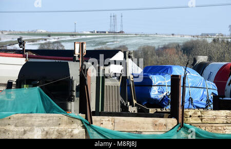 Un véhicule d'intérêt enveloppé dans une bâche bleue est levé sur une armée chargeur prêt à être enlevé, sur Larkhill Road à Durrington, Salisbury, comme l'enquête sur l'attaque d'agents neurotoxiques soupçonnés sur double agent russe Sergueï Skripal et sa fille Julia continue. Banque D'Images