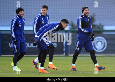 L'Argentine Javier Mascherano (à gauche) et Nicolas Otamendi (à droite) lors d'une séance de formation à l'Académie de football de la ville, Manchester. Banque D'Images