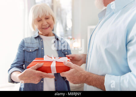 Man recevant cadeau de son épouse bien-aimée Banque D'Images