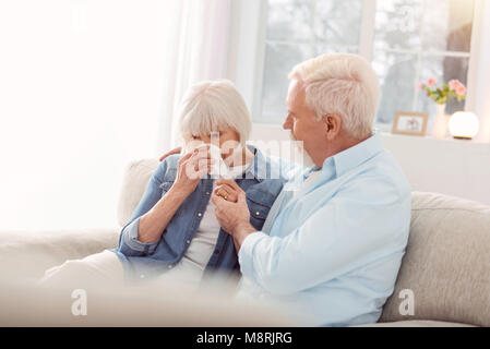 Senior man cheering up ses pleurs femme Banque D'Images