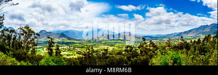 Vue panoramique de Franschhoek Valley dans la province du Cap occidental, avec ses nombreux vignobles de la région vinicole du Cap, entouré par les montagnes Drakenstein Banque D'Images