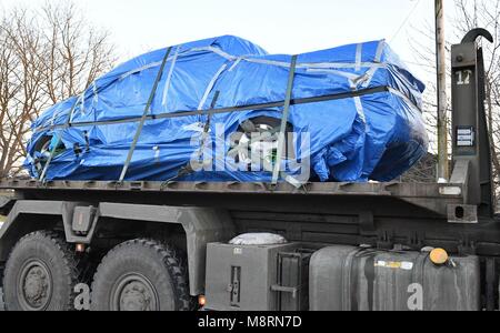 Un véhicule d'intérêt enveloppé dans une bâche bleue est supprimé de Larkhill Road à Durrington, Salisbury, à l'arrière d'un camion de l'armée, comme l'enquête sur l'attaque d'agents neurotoxiques soupçonnés sur double agent russe Sergueï Skripal et sa fille Julia continue. Banque D'Images