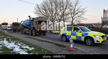 Un véhicule d'intérêt enveloppé dans une bâche bleue est supprimé de Larkhill Road à Durrington, Salisbury, à l'arrière d'un camion de l'armée, comme l'enquête sur l'attaque d'agents neurotoxiques soupçonnés sur double agent russe Sergueï Skripal et sa fille Julia continue. Banque D'Images