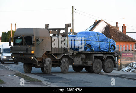 Un véhicule d'intérêt enveloppé dans une bâche bleue est supprimé de Larkhill Road à Durrington, Salisbury, à l'arrière d'un camion de l'armée, comme l'enquête sur l'attaque d'agents neurotoxiques soupçonnés sur double agent russe Sergueï Skripal et sa fille Julia continue. Banque D'Images