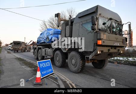 Un véhicule d'intérêt enveloppé dans une bâche bleue est supprimé de Larkhill Road à Durrington, Salisbury, à l'arrière d'un camion de l'armée, comme l'enquête sur l'attaque d'agents neurotoxiques soupçonnés sur double agent russe Sergueï Skripal et sa fille Julia continue. Banque D'Images