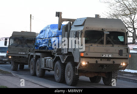 Un véhicule d'intérêt enveloppé dans une bâche bleue est supprimé de Larkhill Road à Durrington, Salisbury, à l'arrière d'un camion de l'armée, comme l'enquête sur l'attaque d'agents neurotoxiques soupçonnés sur double agent russe Sergueï Skripal et sa fille Julia continue. Banque D'Images