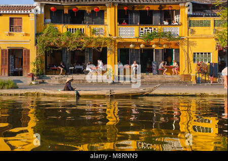 Hoi an touristes Vietnam, vue au coucher du soleil des touristes se relaxant dans un bar au bord de l'eau à côté de la rivière Thu bon dans le quartier de la vieille ville de Hoi an, Vietnam. Banque D'Images