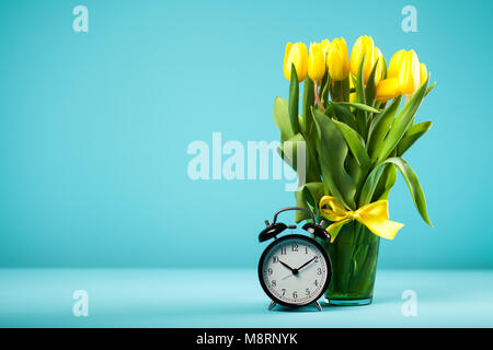 Tulipes jaunes sur fond bleu Banque D'Images