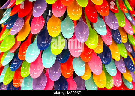 Cuillères en plastique coloré dans une rangée Banque D'Images