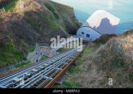 La station de sauvetage de lézard, accessible par un funiculaire, à Kilcobben Cove sur la péninsule de Lizard, Cornwall, Angleterre du Sud-Ouest, Royaume-Uni Banque D'Images