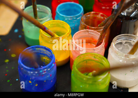 Différents contenants en verre avec des couleurs différentes pour la Peinture et pinceaux Banque D'Images