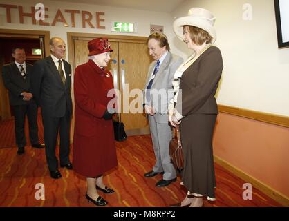 La photo doit être crédité ©Presse Alpha 073074 01/12/2011 Le Prince Philippe Le duc d'Édimbourg avec la reine Elizabeth II rencontrez le comédien Ken Dodd et Anne Jones lors d'une visite à l'Pavillon Floral, New Brighton dans le Merseyside Banque D'Images