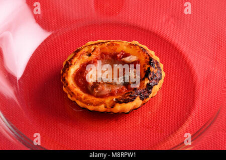 Pizza - finger food on table de restaurant Banque D'Images