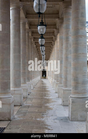 La pendaison au milieu de colonnes architecturales lanternes dans bâtiment historique Banque D'Images