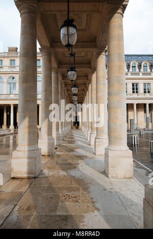 Au milieu des colonnes de lanternes d'architecture bâtiment historique Banque D'Images