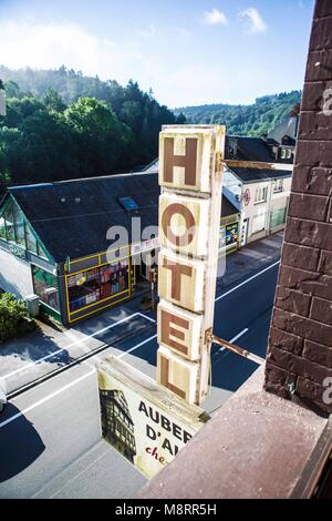 Wirkendes verwittertes ein altmodisch, verschmutztes Leuchtreklame-Schild und mit der Aufschrift Hotel, betrachtet aus dem zweitern Stockwerk einer Ho Banque D'Images