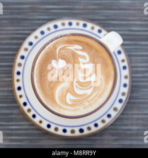 Vue aérienne de cappuccino servi sur table Banque D'Images
