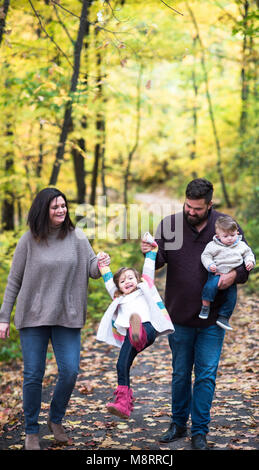 Man carrying son tout en balançant avec fille femme at park Banque D'Images