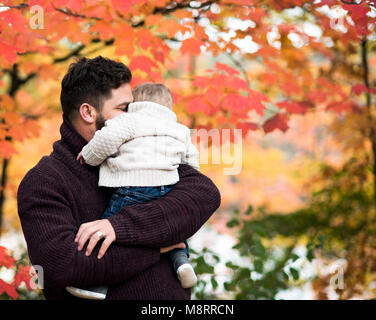 Faire place au père fils tout en le transportant au parc au cours de l'automne Banque D'Images