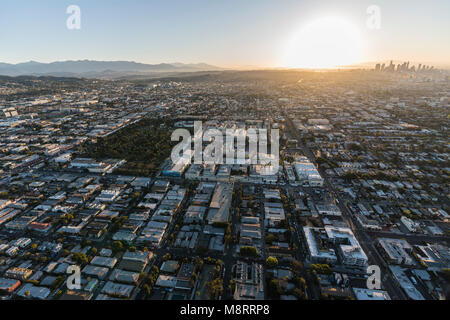 Los Angeles, Californie, USA - 20 Février 2018 : Lever du Soleil vue aérienne vers Studio Paramount à Hollywood avec le centre-ville de LA en arrière-plan. Banque D'Images