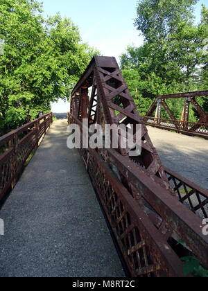 Le passage de la rouille d'un pont routier sur une petite rivière Banque D'Images