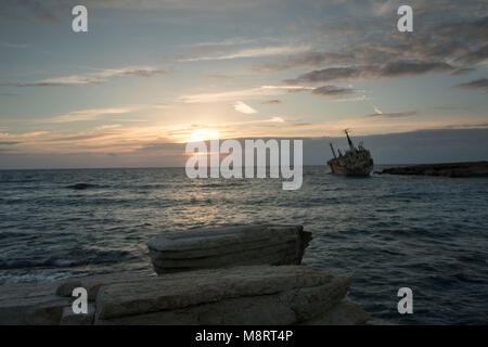 Coucher de soleil sur l'Edro 3 sur la côte méditerranéenne de Pegeia, Paphos, Chypre Banque D'Images