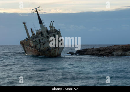 Coucher de soleil sur l'Edro 3 sur la côte méditerranéenne de Pegeia, Paphos, Chypre Banque D'Images