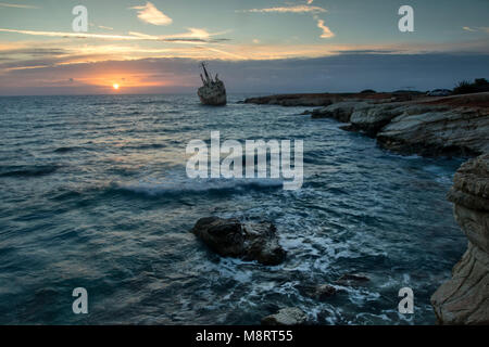 Coucher de soleil sur l'Edro 3 sur la côte méditerranéenne de Pegeia, Paphos, Chypre Banque D'Images