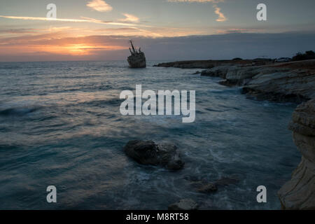 Coucher de soleil sur l'Edro 3 sur la côte méditerranéenne de Pegeia, Paphos, Chypre Banque D'Images