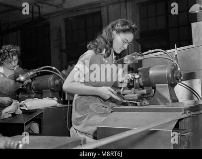 Deux femmes, travailleurs d'usine de l'utilisation de machines, qui était auparavant effectuée par les hommes, à l'entraînement et l'outil usine qui fabrique les exercices pour l'utilisation dans tous les secteurs de la production de guerre, la République et l'outil de forage Company, Chicago, Illinois, USA, Ann Rosener, Cabinet de la guerre, de l'Information Août 1942 Banque D'Images