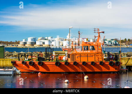 Karlshamn, Suède - 19 mars 2018 : Documentaire de la vie quotidienne et de l'environnement. Bateau pilote suédois orange vif 218 SE (Kewatec 1500 pilote) en ha Banque D'Images