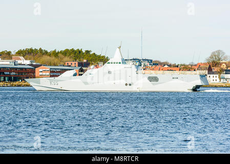 Karlshamn, Suède - 19 mars 2018 : Documentaire de la vie quotidienne et de l'environnement. Marine Stealth missile classe Visby corvette K35 r à l'exercice de Karlstad Banque D'Images