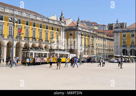 L'activité quotidienne à la Praça do Comércio connu sous le nom de Commerce Square, Lisbonne, Portugal Banque D'Images