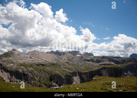 Vue depuis le Col del Puezhutte Puez et la à l'Ciampei Forc de l'Altipiano de Crespeina Ciampei Sas et Sas ci-dessus de Ciampac Selva Val Gardena Italie Banque D'Images