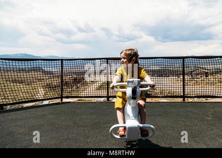 Carefree girl playing on Rocking Horse au jeu pour enfants Banque D'Images