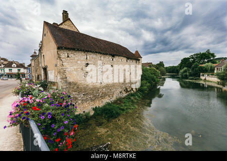 Ville ancienne en France, Chablis, paysage - vue sur un lac pittoresque, au-dessus duquel il y a un pont de pierre Banque D'Images