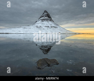 Vue panoramique sur le lac de montagne enneigée par contre les nuages orageux au cours de l'hiver Banque D'Images