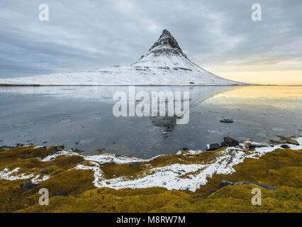 Vue panoramique du lac de montagne enneigée contre nuages orageux au cours de l'hiver Banque D'Images