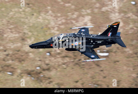 RAF T2 Hawk volant bas niveau dans la zone7, Galles Banque D'Images