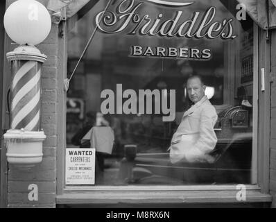 Portrait de coiffure dans un salon de coiffure, la fenêtre d'inscription à la main-d'œuvre qualifiée dans la fenêtre des ressources Posté par Virginia State Service de l'emploi, l'Friddle barbiers, Harrisonburg, Virginie, USA, John Vachon pour le Bureau de la gestion des urgences, Mai 1941 Banque D'Images