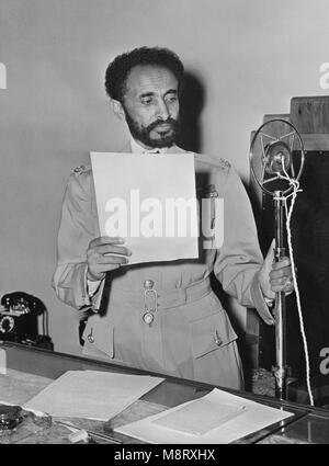 Haïlé Sélassié (1892-1975), Empereur d'Ethiopie, au cours de l'émission Radio Portrait diffusé dès son retour à Addis Abeba, Ethiopie après la défaite des alliés des Forces de l'occupation fasciste Italienne, Office of War Information, 1941 Banque D'Images