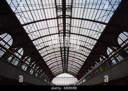 Low angle view of plafond à railroad station Banque D'Images