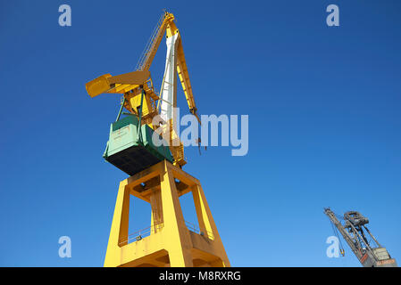 Low angle view of cranes against clear blue sky Banque D'Images