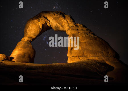 La constellation Orion brille à travers Delicate Arch dans Arches National Park, Utah. Banque D'Images