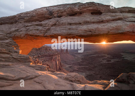 Aube sur Canyonlands National Park, vue à travers Mesa Arch. Banque D'Images