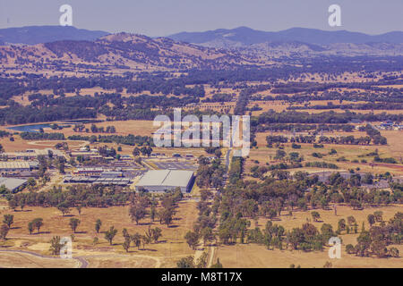 Route droite en passant par les zones rurales vers les montagnes en Australie Banque D'Images