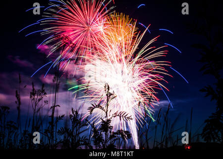 4e lumineuse et colorée de juillet d'artifice dans un ciel nocturne au-dessus de l'eau dans l'Idaho Priest River Banque D'Images